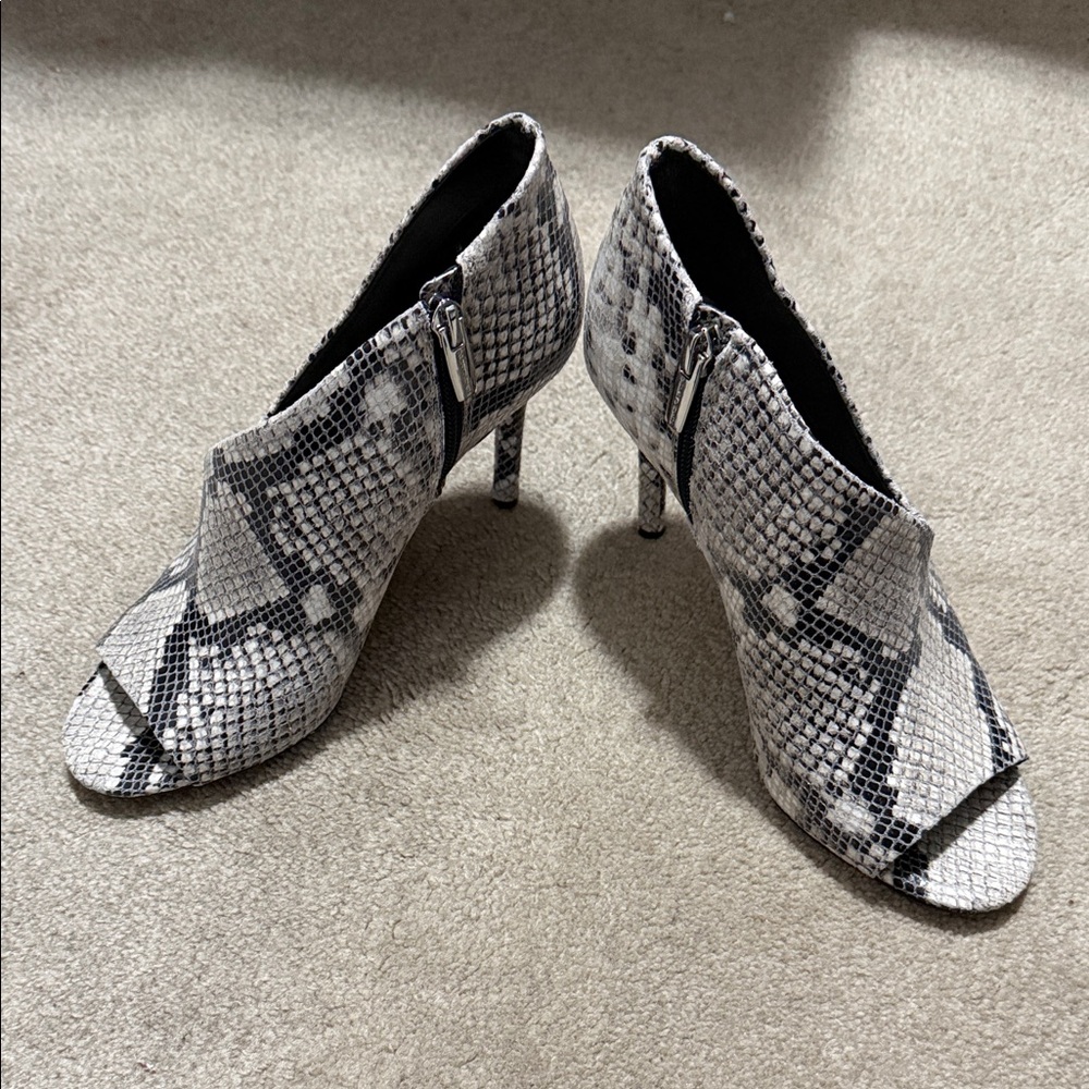NWOB Vince Camuto Careeta Snake Print Peep Toe Booties - 6.5 - Picture 5 of 16